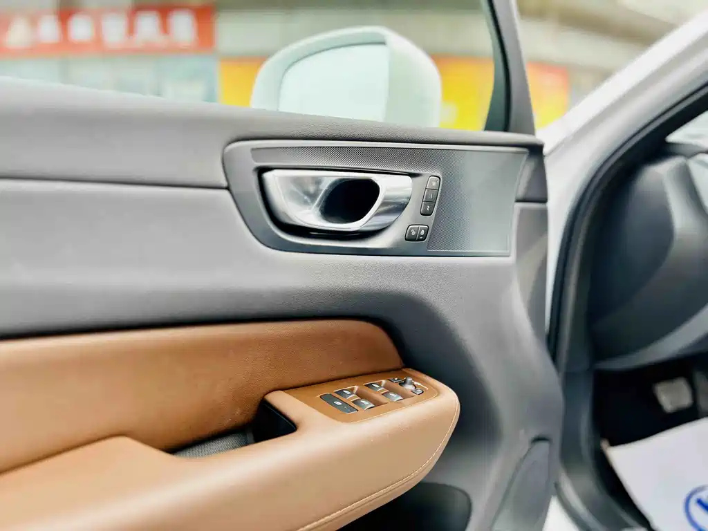 Volvo XC60 2025 B5 four-wheel drive Zhiyuan luxury version купить на сайте DeffCars
