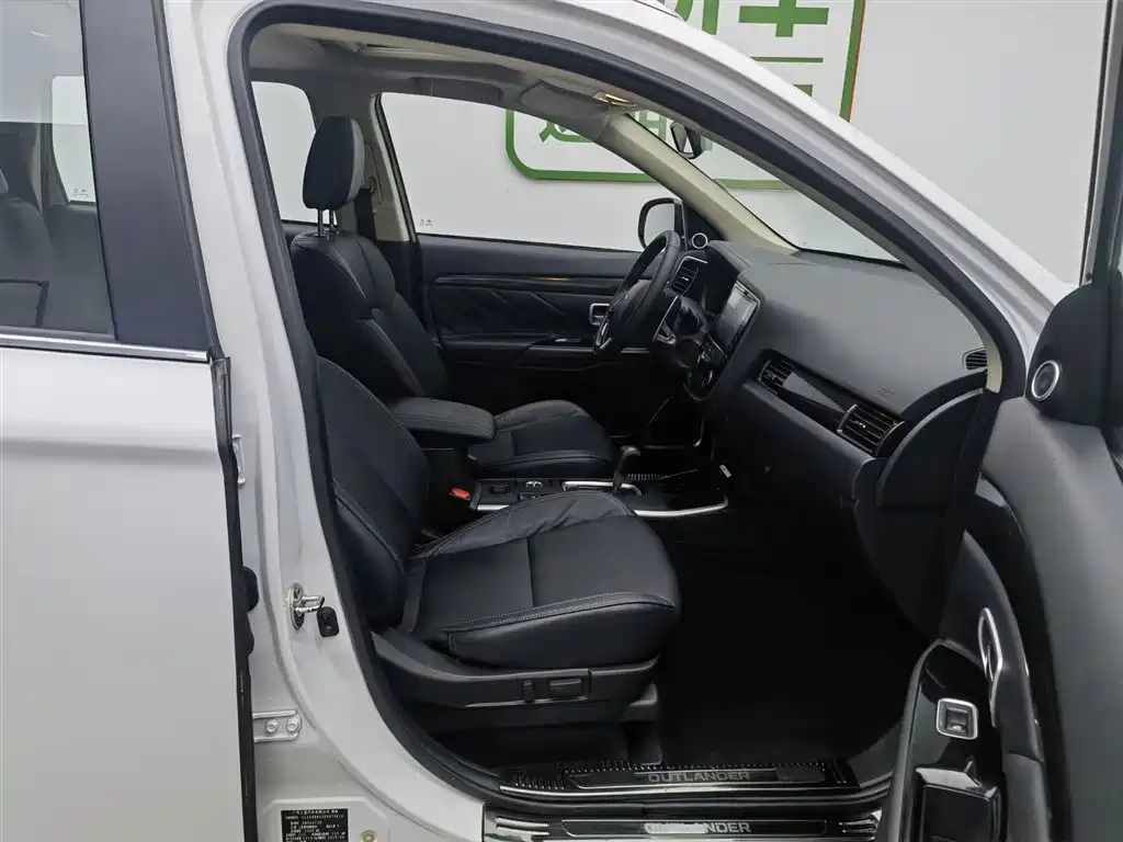 Outlander 2019 2.4L four-wheel drive exclusive version, 5 seats, National VI купить на сайте DeffCars