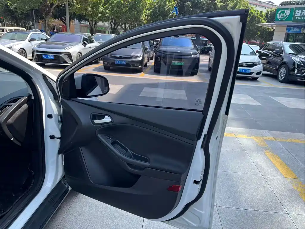 Focus 2018 hatchback classic 1.6L automatic comfort smart mobility version купить на сайте DeffCars