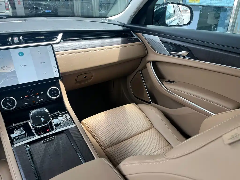 Jaguar XFL 2025 2.0T P250 two-wheel drive exclusive luxury version купить на сайте DeffCars