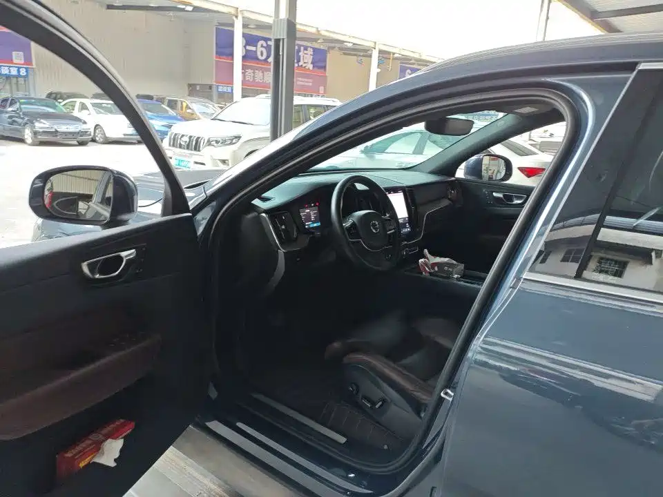 Volvo XC60 2023 B5 four-wheel drive Zhiyuan Deluxe Edition купить на сайте DeffCars