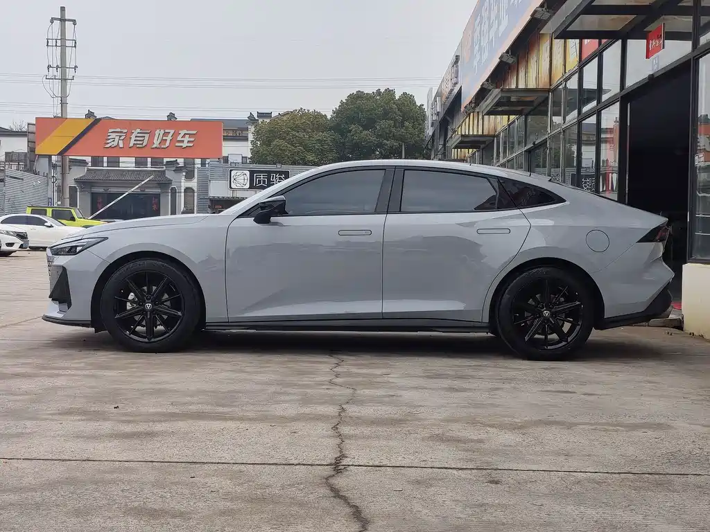 Changan UNI-V 2023 1.5T premium model купить на сайте DeffCars