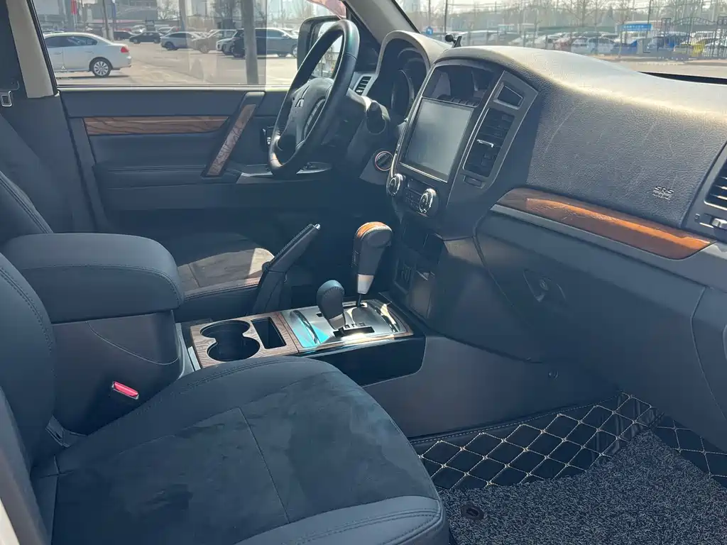 Pajero imported 2019 3.0L automatic standard version купить на сайте DeffCars