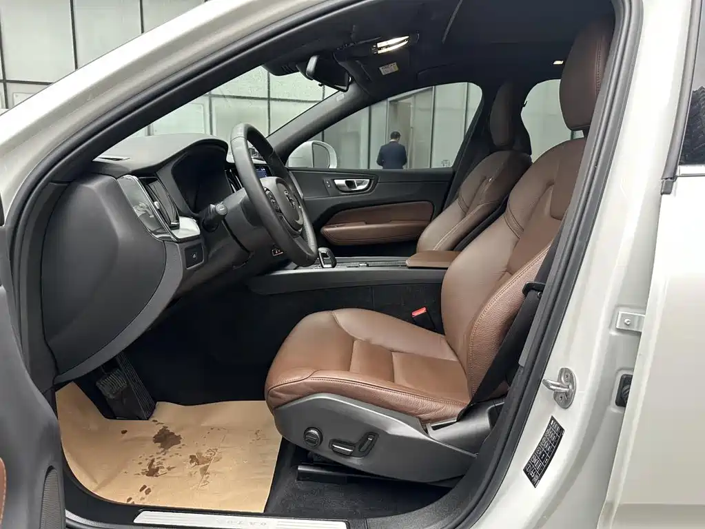 Volvo XC60 2025 B5 four-wheel drive Zhiyi Luxury Edition купить на сайте DeffCars