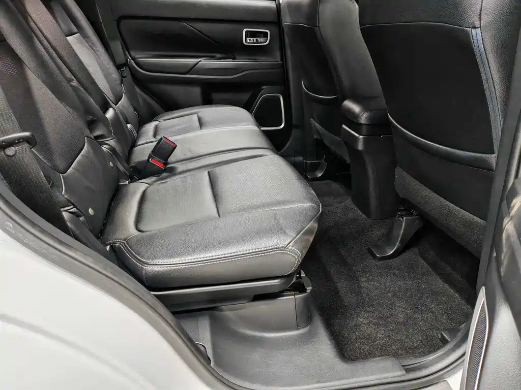 Outlander 2018 2.0L 2WD Honor Edition 5 seats купить на сайте DeffCars