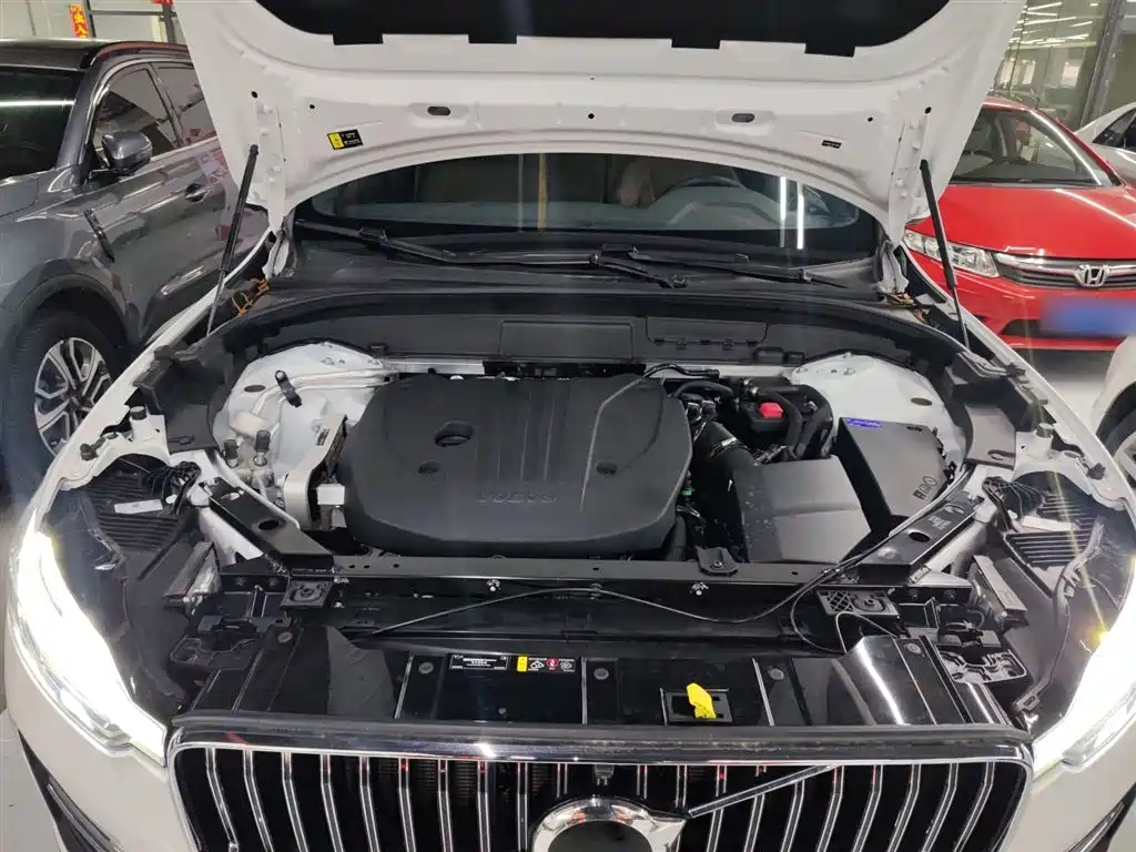 Volvo XC60 2025 B5 four-wheel drive Zhiyi Luxury Edition купить на сайте DeffCars