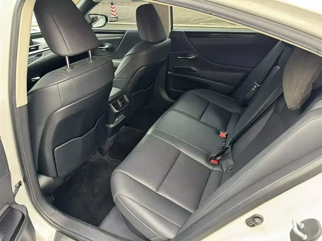 Lexus ES 2018 300h Excellence Edition National VI купить на сайте DeffCars
