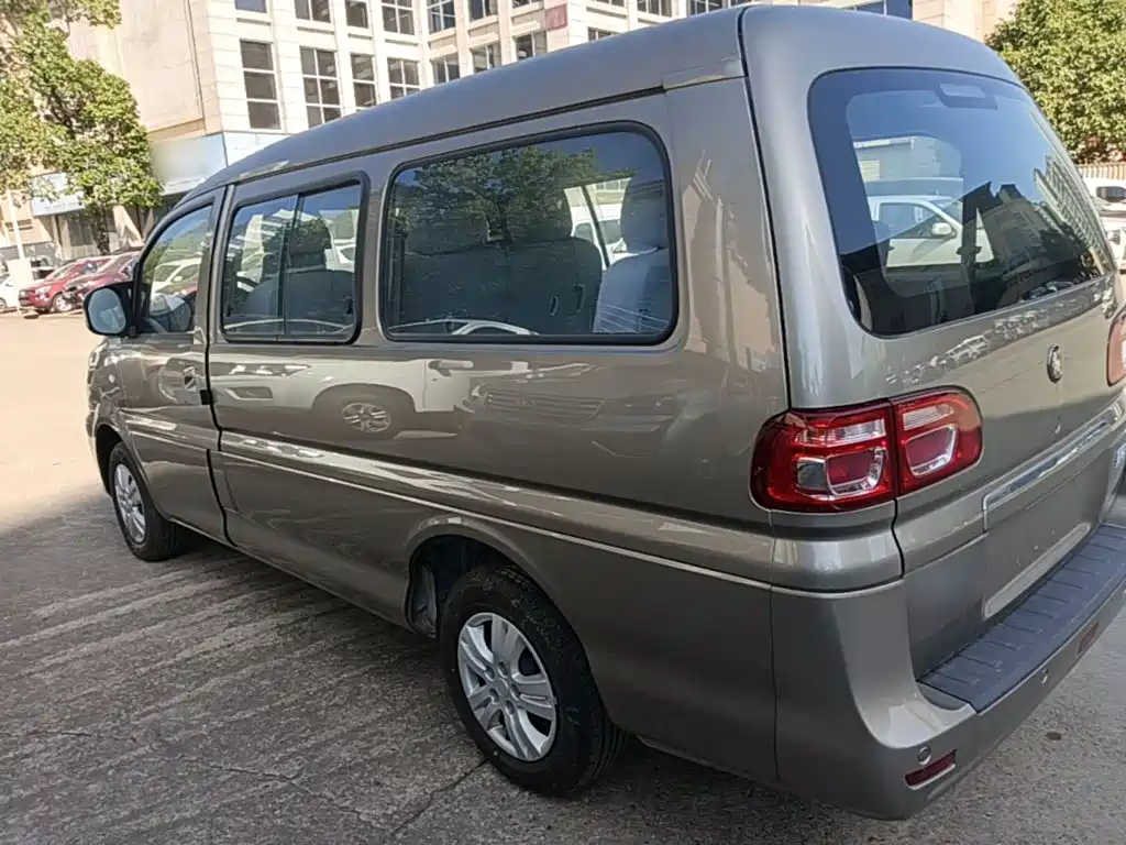 Lingzhi 2024 M5L 1.5T manual basic model 7 seats купить на сайте DeffCars