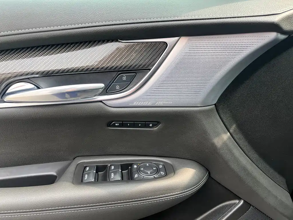 Cadillac XT6 2025 2.0T six-seat four-wheel drive premium executive black label version купить на сайте DeffCars