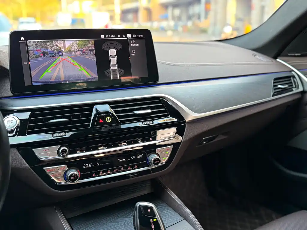BMW 5 Series 2023 530Li Leading M Sports Package купить на сайте DeffCars