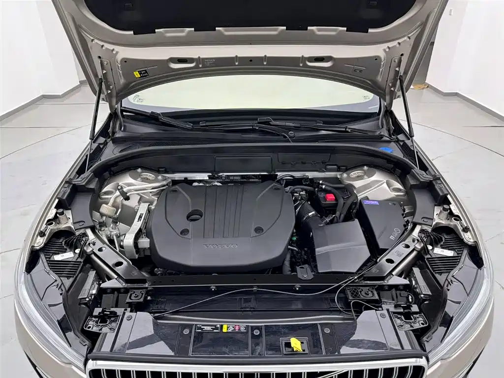 Volvo XC60 2025 B5 four-wheel drive Zhiyuan luxury version купить на сайте DeffCars