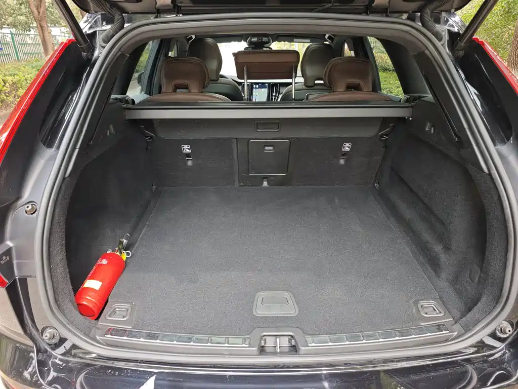 Volvo XC60 2022 B5 four-wheel drive Zhiyi Luxury Edition купить на сайте DeffCars