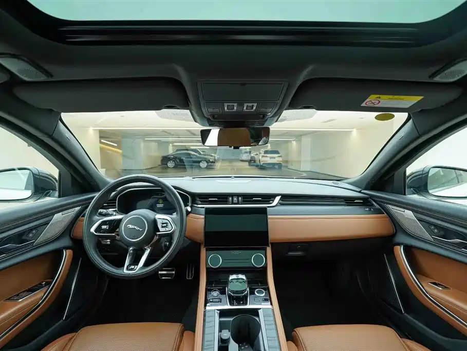 Jaguar XFL 2024 2.0T P300 four-wheel drive flagship sports gold version купить на сайте DeffCars