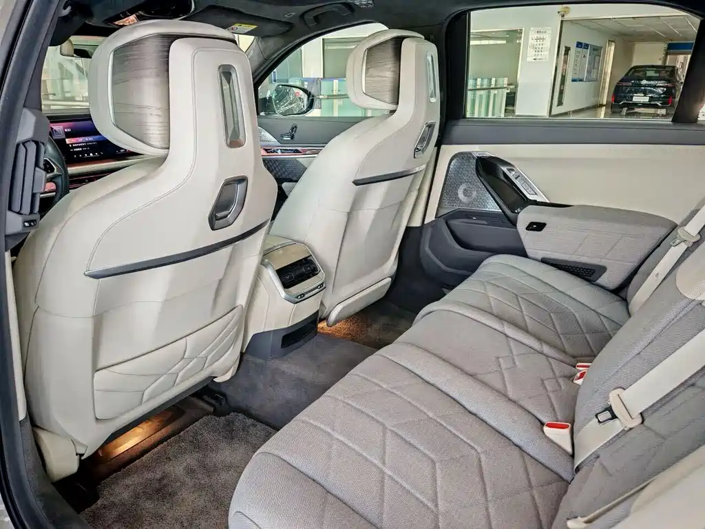 BMW i7 2023 xDrive60L Luxury Package купить на сайте DeffCars