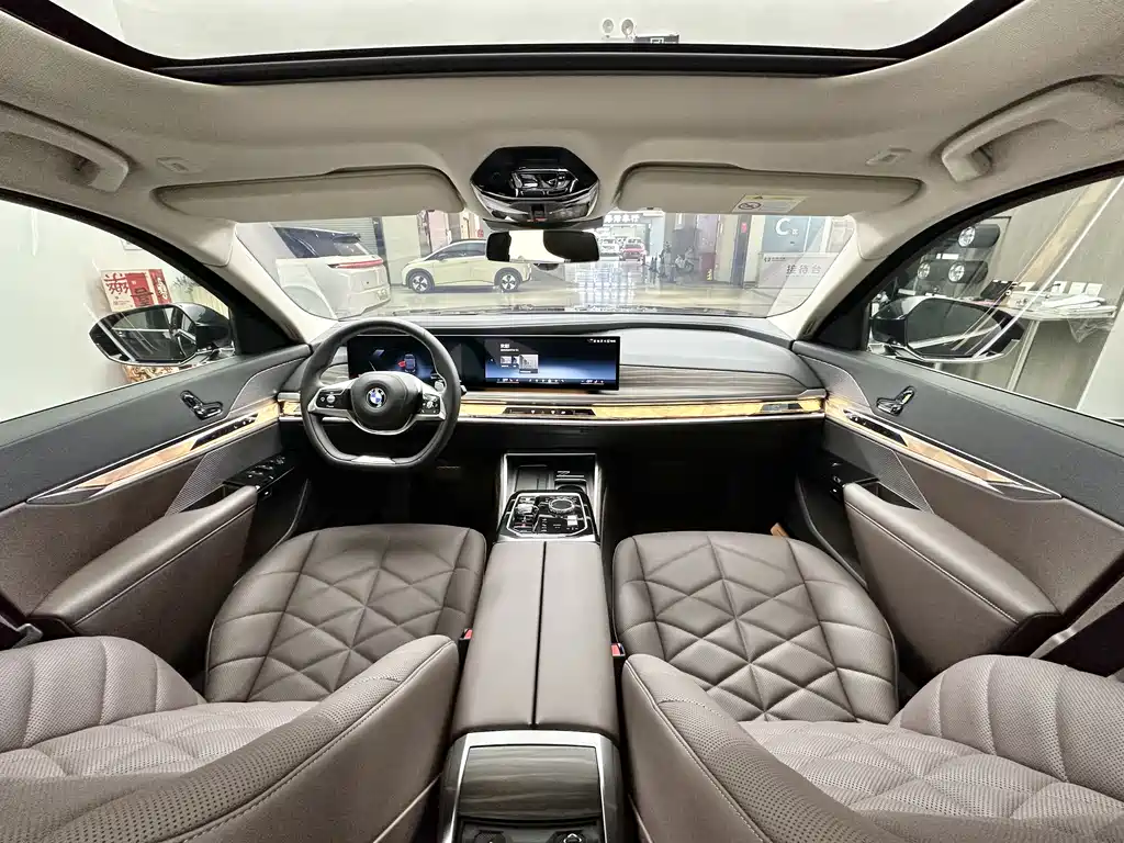 BMW 7 Series 2023 735Li Luxury Package купить на сайте DeffCars