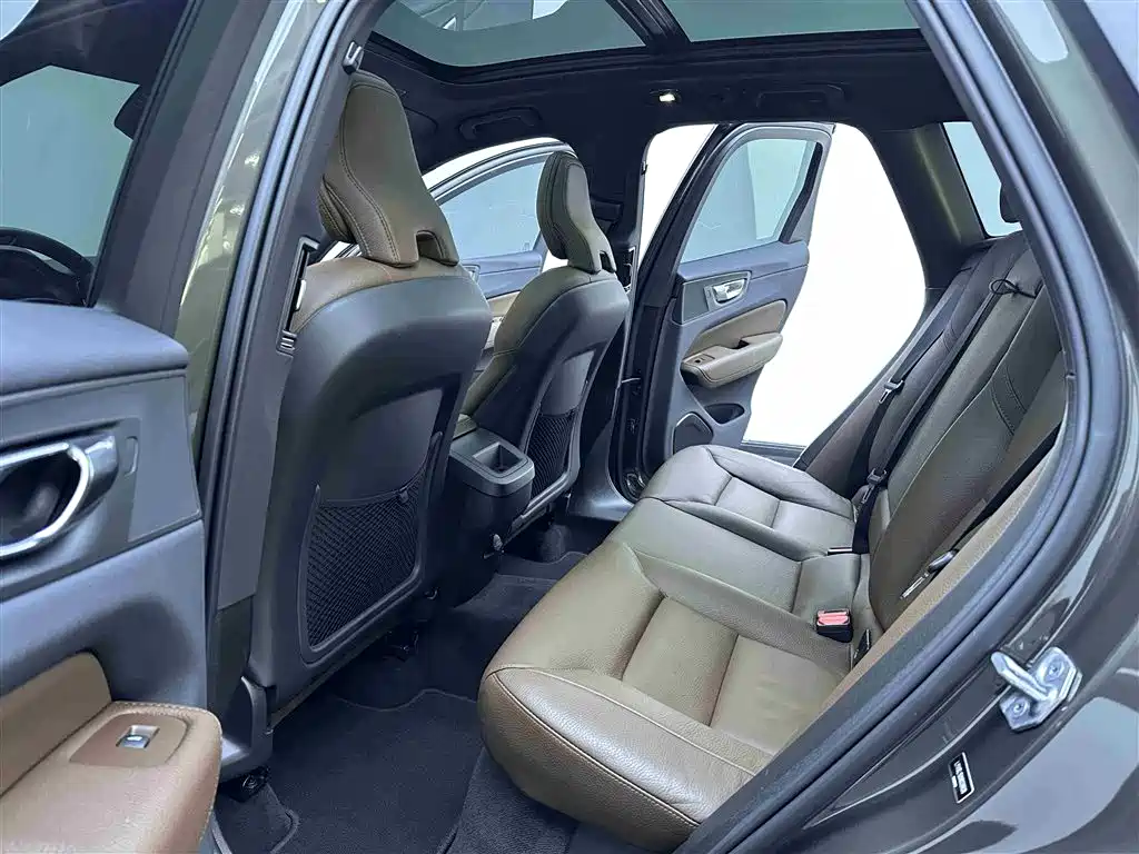 Volvo XC60 2022 B5 four-wheel drive Zhiyi Luxury Edition купить на сайте DeffCars