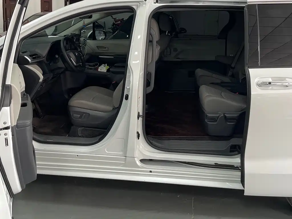 SIENNA 2023 2.5L Hybrid Comfort Edition купить на сайте DeffCars