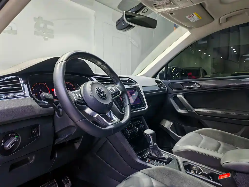 Tiguan L 2021 330TSI automatic two-wheel drive R-Line version купить на сайте DeffCars