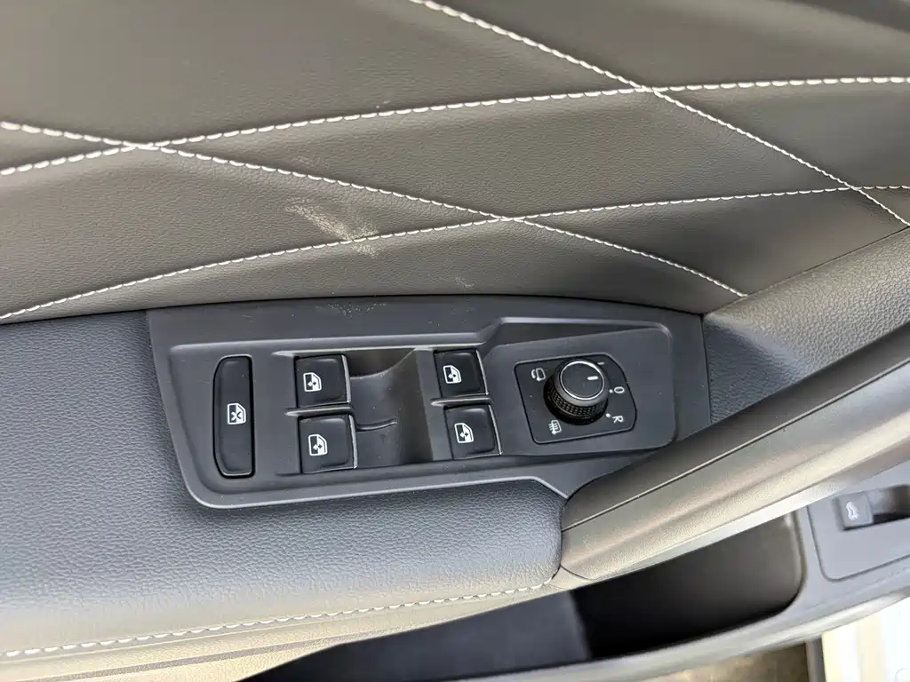 Tiguan L 2024 Outstanding Model 330TSI Automatic Two-wheel Drive R-Line Longyao Edition купить на сайте DeffCars