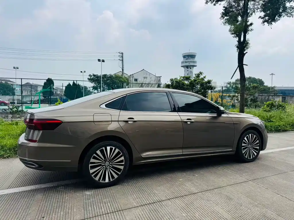 Passat 2019 330TSI Premium Edition National V купить на сайте DeffCars