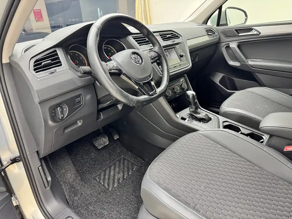 Tiguan L 2020 330TSI automatic two-wheel drive fashion version National VI купить на сайте DeffCars
