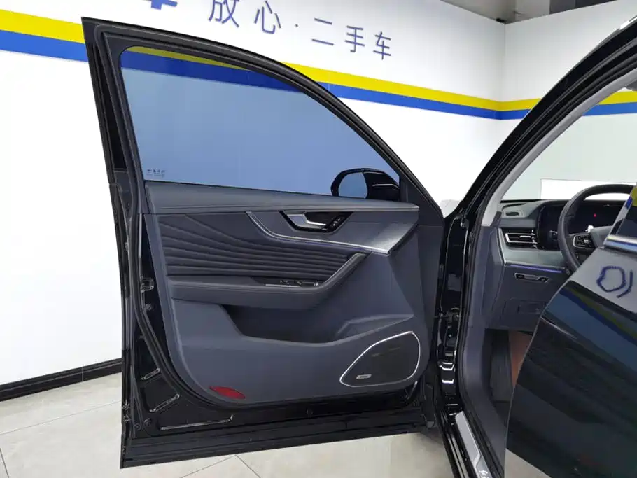 Hongqi HS5 2023 2.0T Qixiang Pro version купить на сайте DeffCars