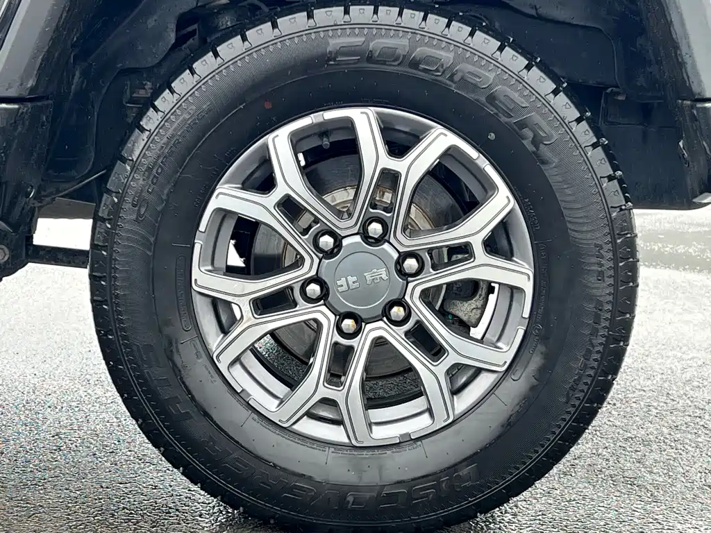 Beijing off-road BJ40 2023 2.0T automatic four-wheel drive city hunter version knight type купить на сайте DeffCars