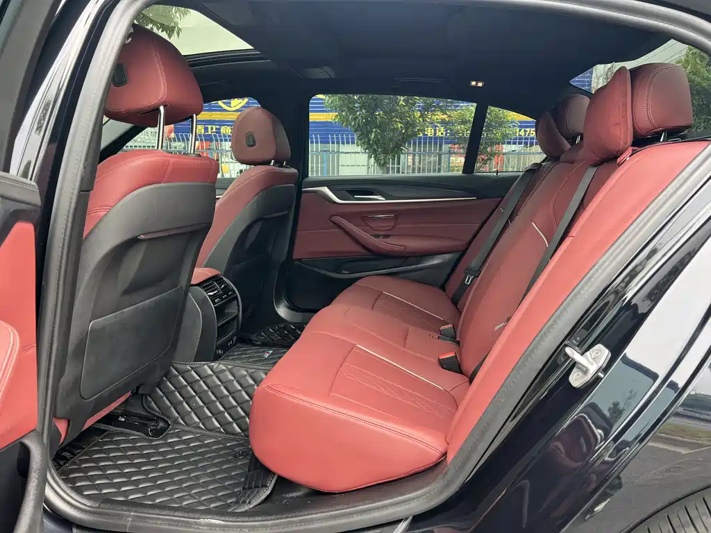 BMW 5 Series 2023 530Li Leading M Sports Package купить на сайте DeffCars