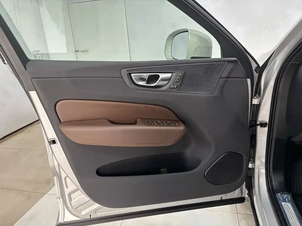 Volvo XC60 2025 B5 four-wheel drive Zhiyi Luxury Edition купить на сайте DeffCars