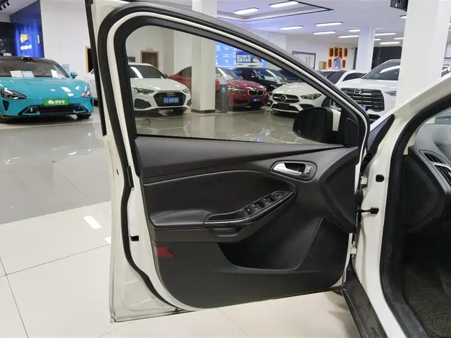 Focus 2018 hatchback classic 1.6L automatic stylish smart mobility version купить на сайте DeffCars