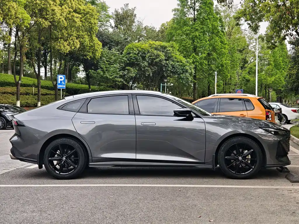 Changan UNI-V 2023 1.5T premium model купить на сайте DeffCars