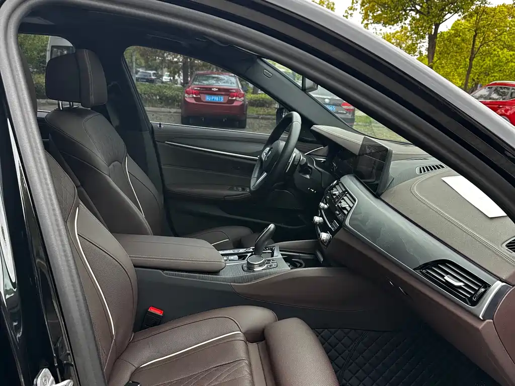 BMW 5 Series 2023 530Li Exclusive M Sports Package купить на сайте DeffCars