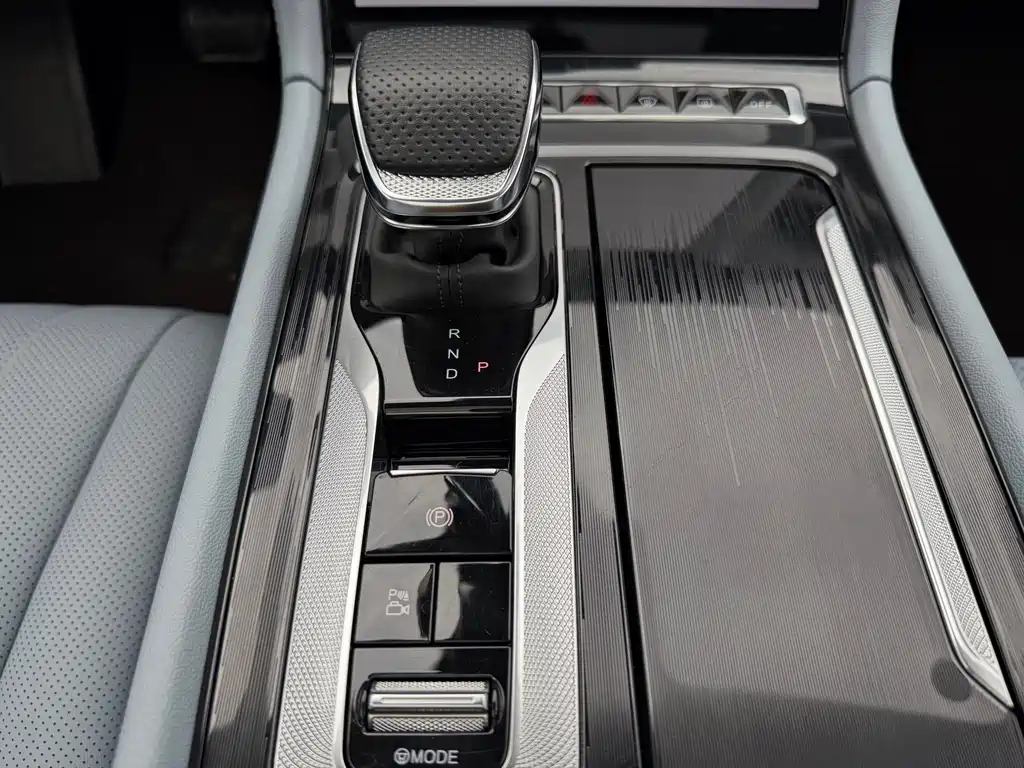 Hongqi H5 PHEV 2025 170 super hybrid version купить на сайте DeffCars