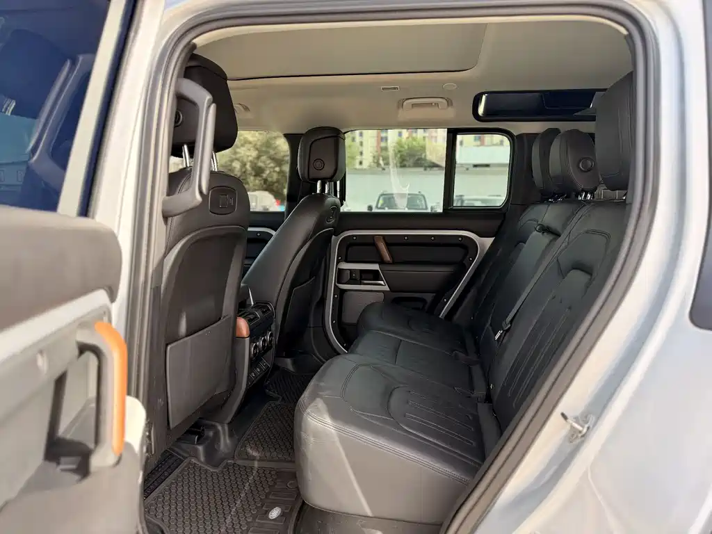 Land Rover Defender 2020 110 P400 first matte silver special package version купить на сайте DeffCars