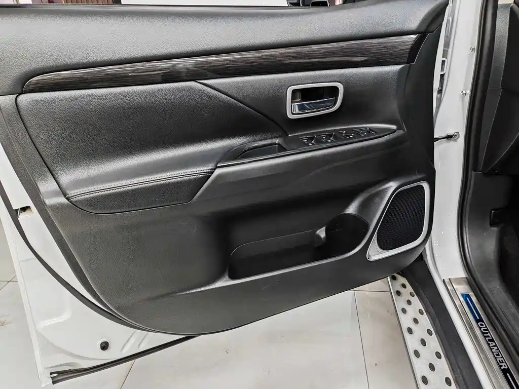 Outlander 2018 2.0L 2WD Honor Edition 5 seats купить на сайте DeffCars