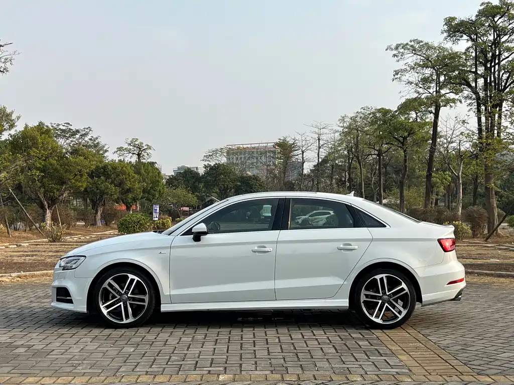 Audi A3 2018 30th Anniversary Limousine 35 TFSI Sports купить на сайте DeffCars