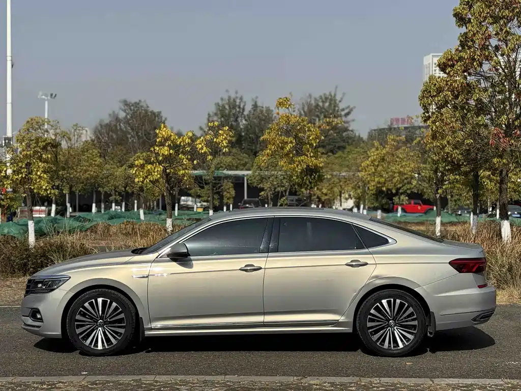 Passat 2019 330TSI Deluxe Edition National VI купить на сайте DeffCars