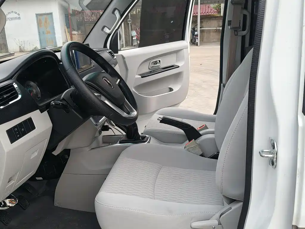New Hiace S 2023 1.5L Fortune Edition Bus 5/6/7 Seats Central Air Conditioning Version SWC15M купить на сайте DeffCars
