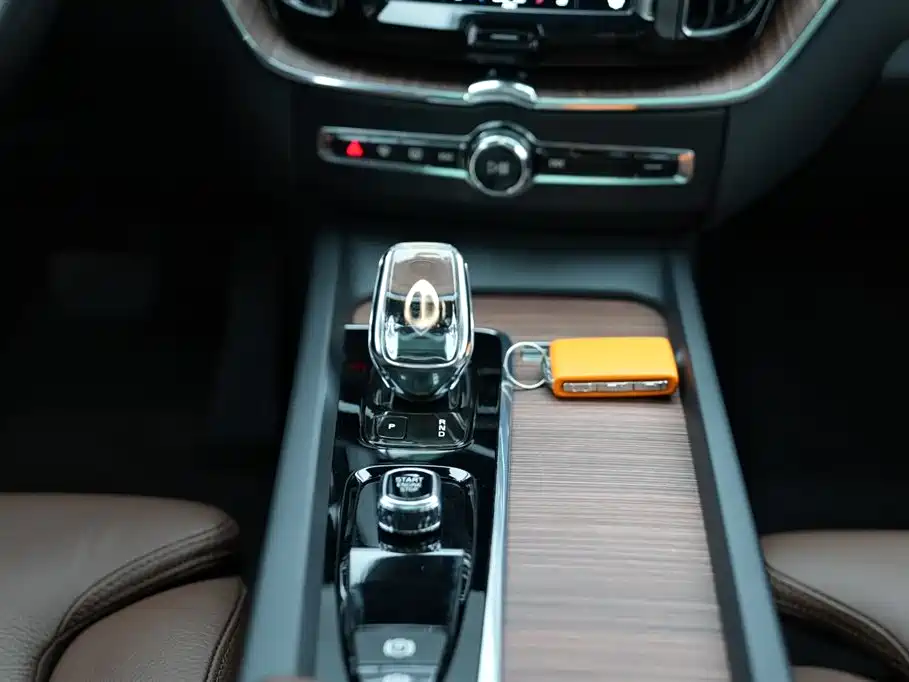 Volvo XC60 2022 B5 four-wheel drive Zhiyuan Deluxe Edition купить на сайте DeffCars