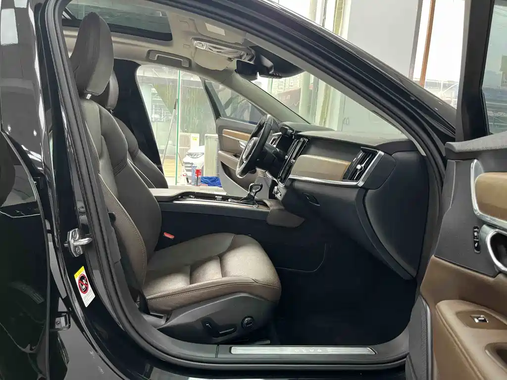 Volvo S90 2020 T5 Zhiyi Luxury Edition купить на сайте DeffCars
