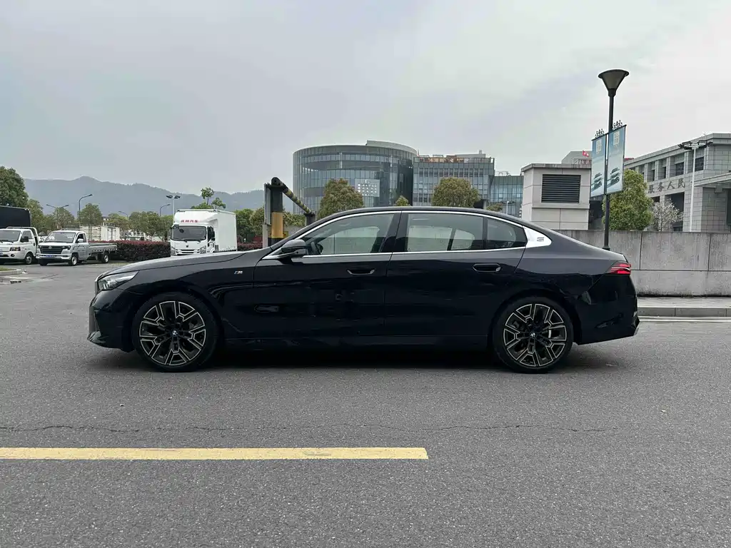 BMW 5 Series 2025 530Li Exclusive M Sports Package купить на сайте DeffCars