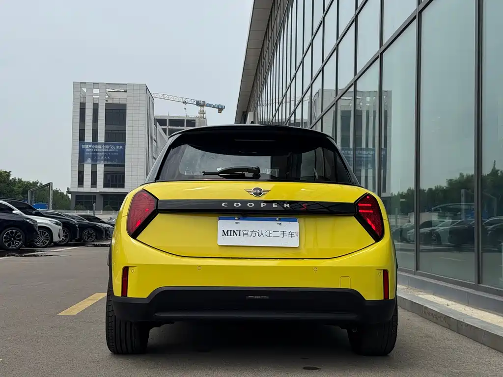 Mini 2025 2.0T Cooper S Artist Five Door Edition купить на сайте DeffCars