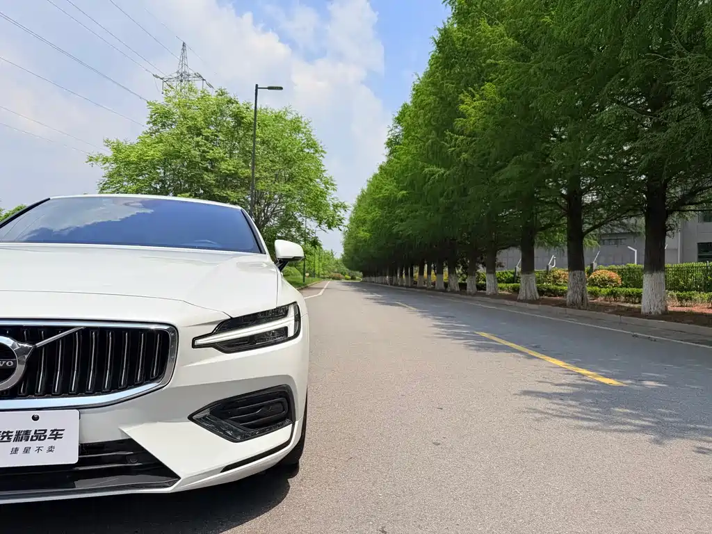 Volvo S60 2020 T4 Zhiyi Luxury Edition купить на сайте DeffCars