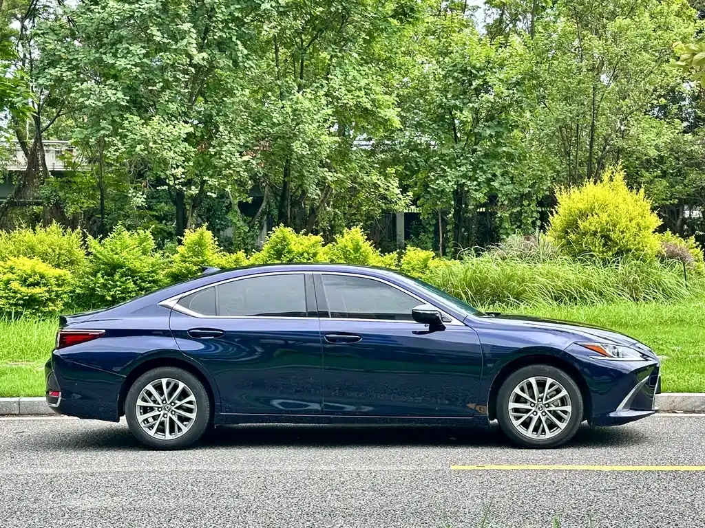 Lexus ES 2022 200 Excellence Edition купить на сайте DeffCars