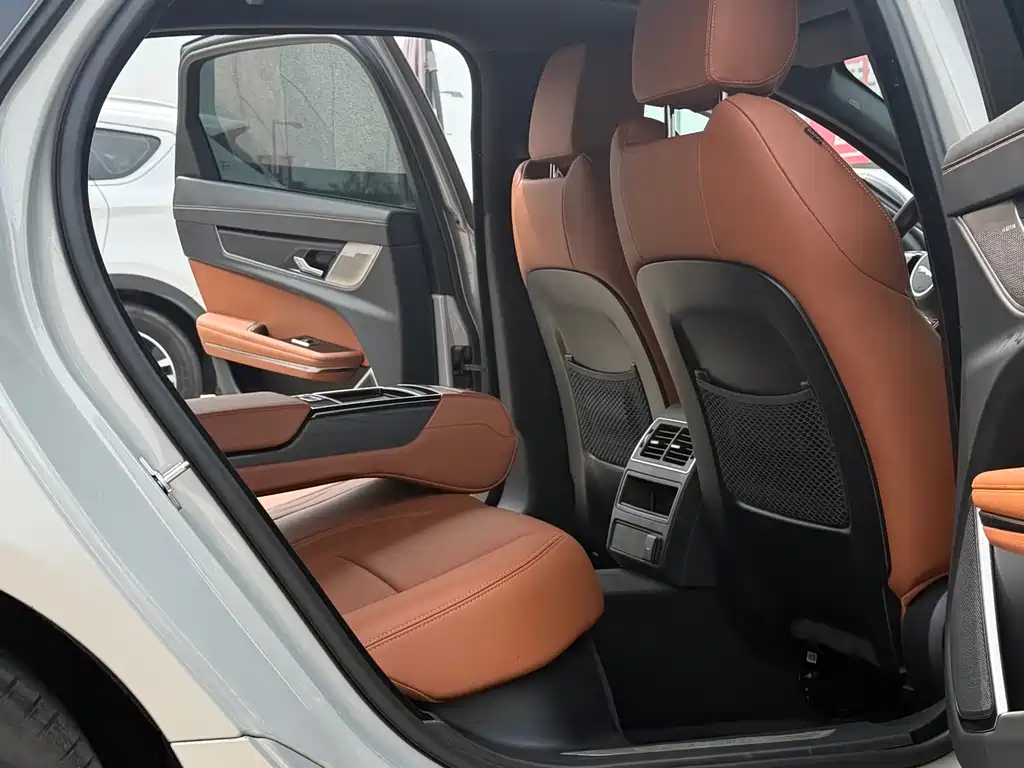 Jaguar XFL 2023 XFL 2.0T P250 two-wheel drive elite sports gold version купить на сайте DeffCars