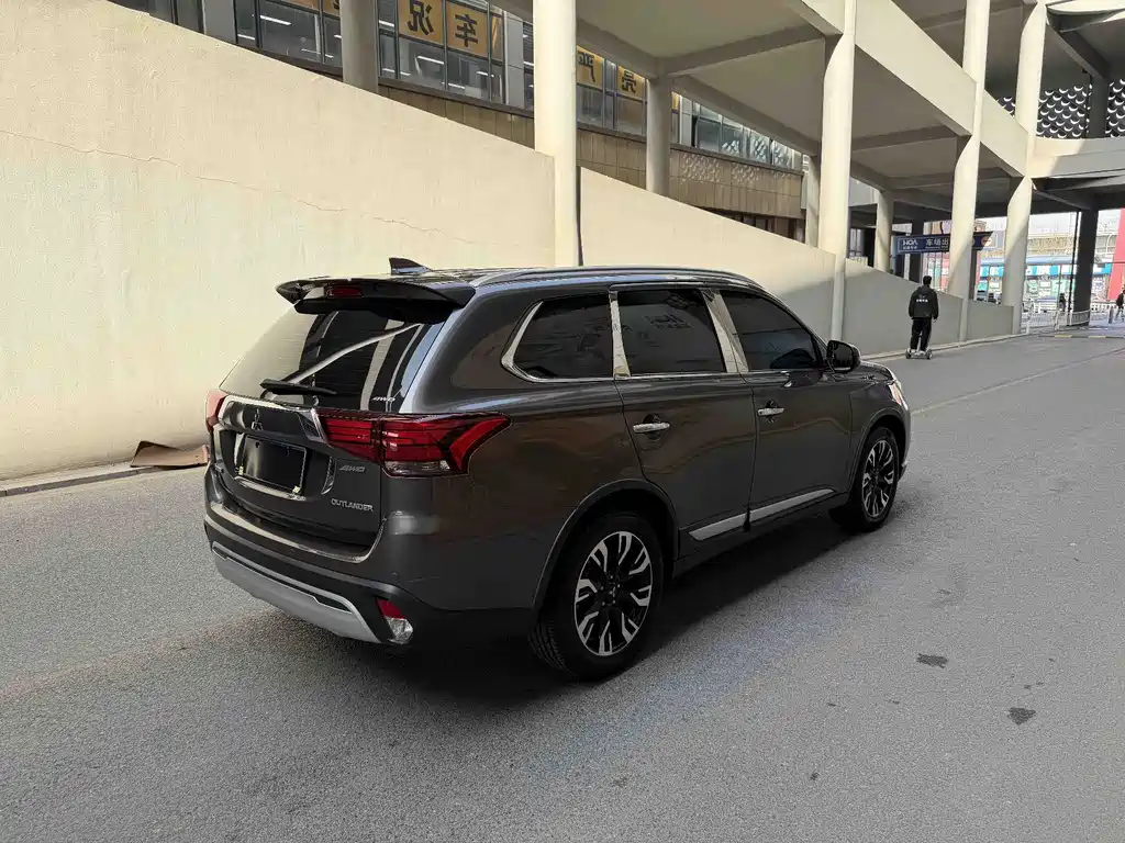 Outlander 2019 2.4L four-wheel drive exclusive version, 5 seats, National VI купить на сайте DeffCars