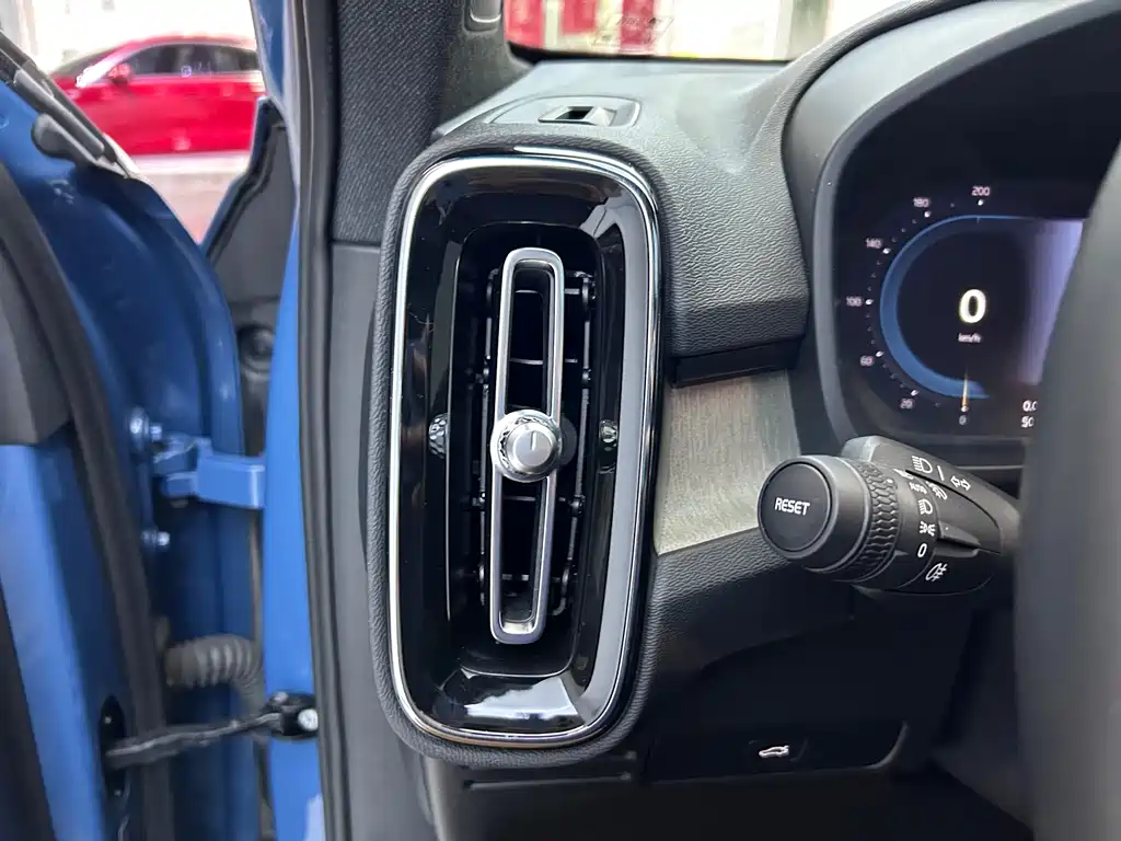Volvo XC40 2024 B3 Zhiyuan Luxury Edition купить на сайте DeffCars