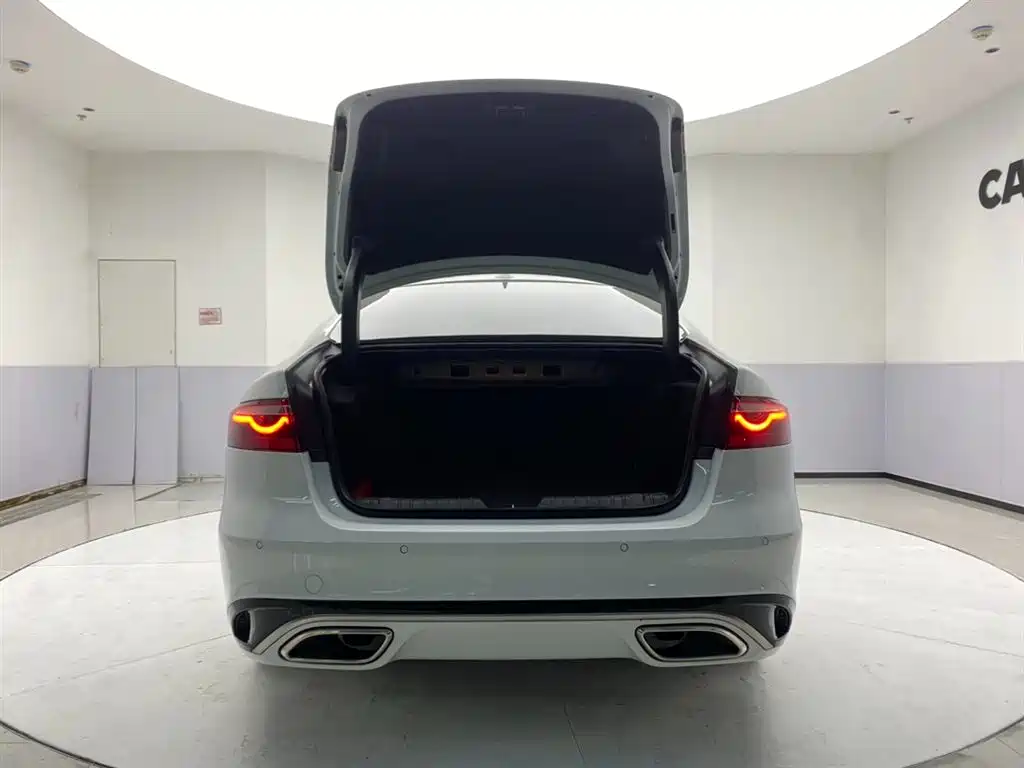Jaguar XFL 2022 XFL 2.0T P250 two-wheel drive elite sports version купить на сайте DeffCars