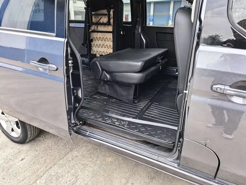 Golden Hiace M Classic 2023 1.5L Traveling Lion Bus 5/6/7 Seats купить на сайте DeffCars
