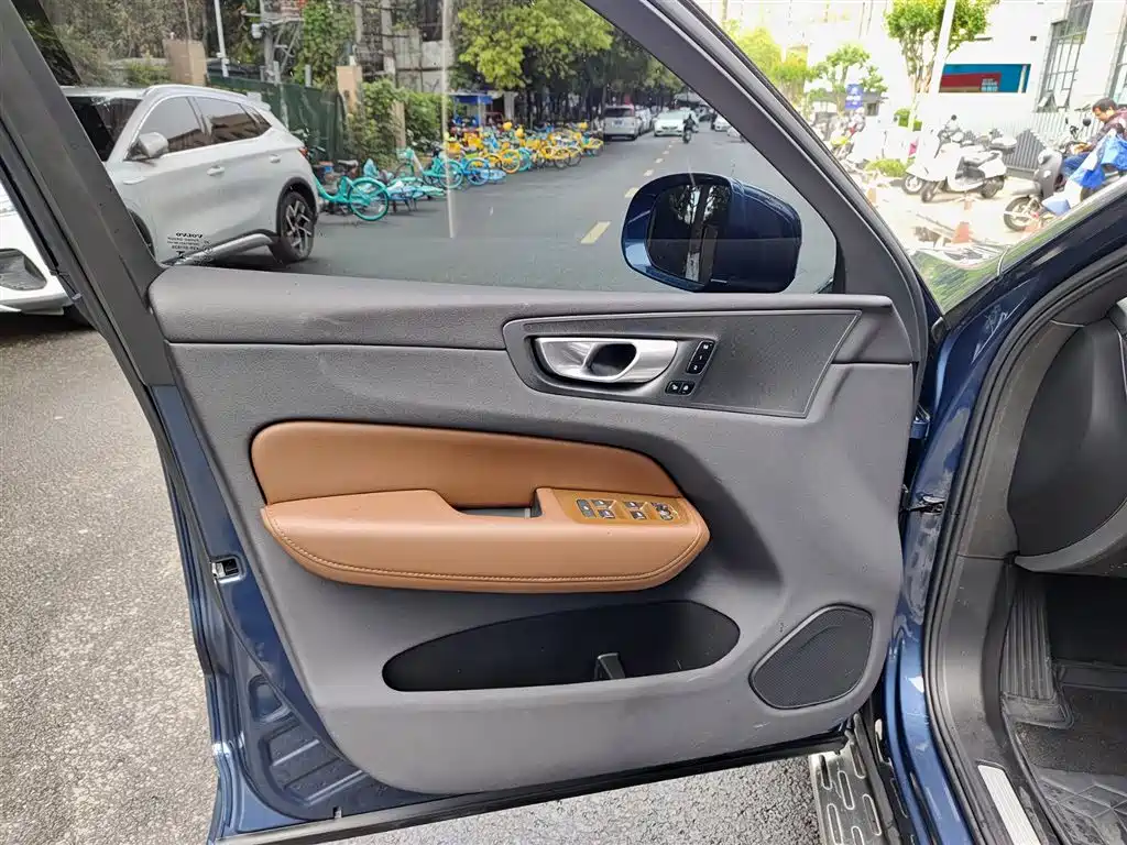 Volvo XC60 2024 B5 four-wheel drive Zhiyi Luxury Edition купить на сайте DeffCars